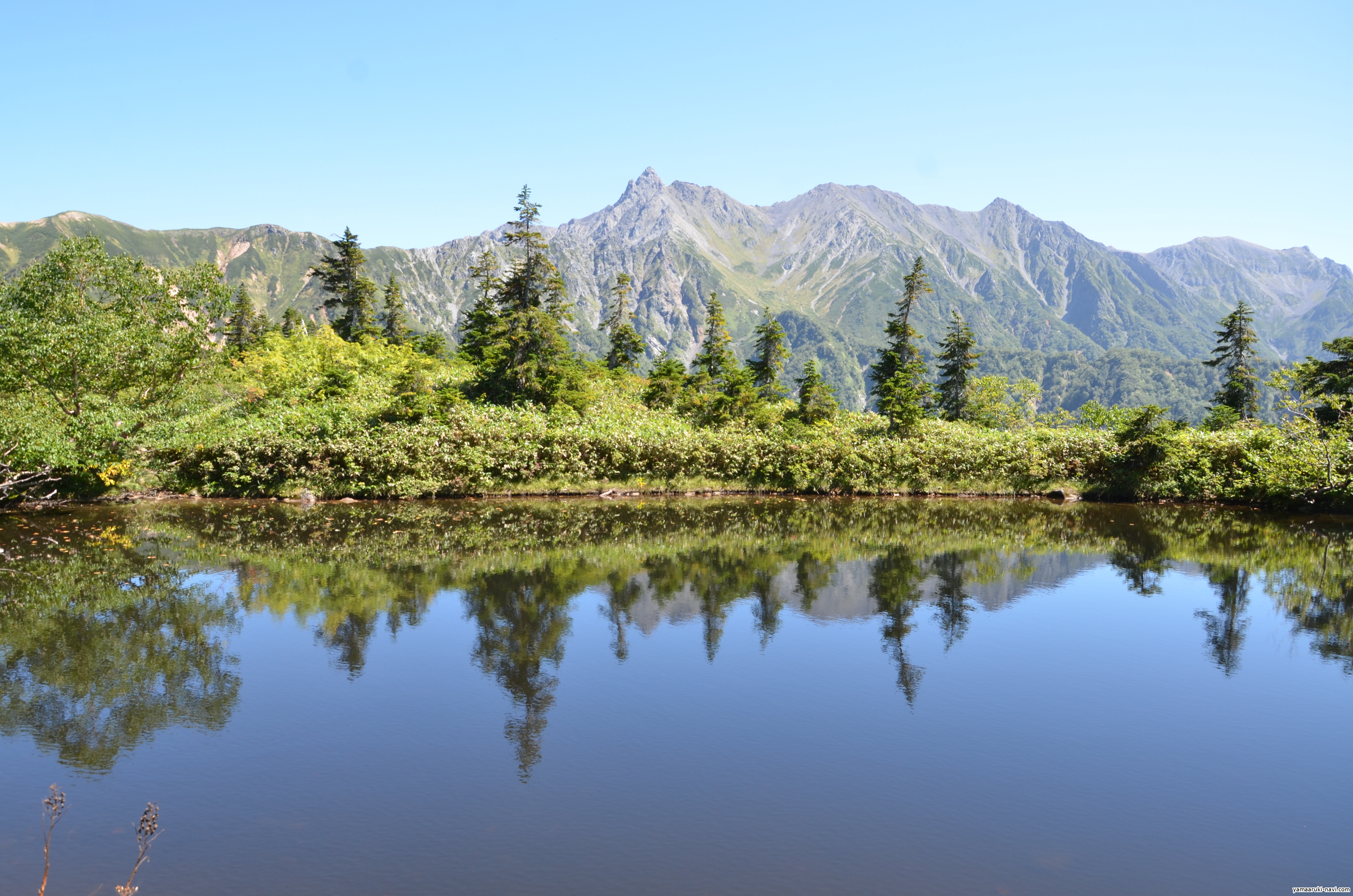 鏡池に写る槍ヶ岳