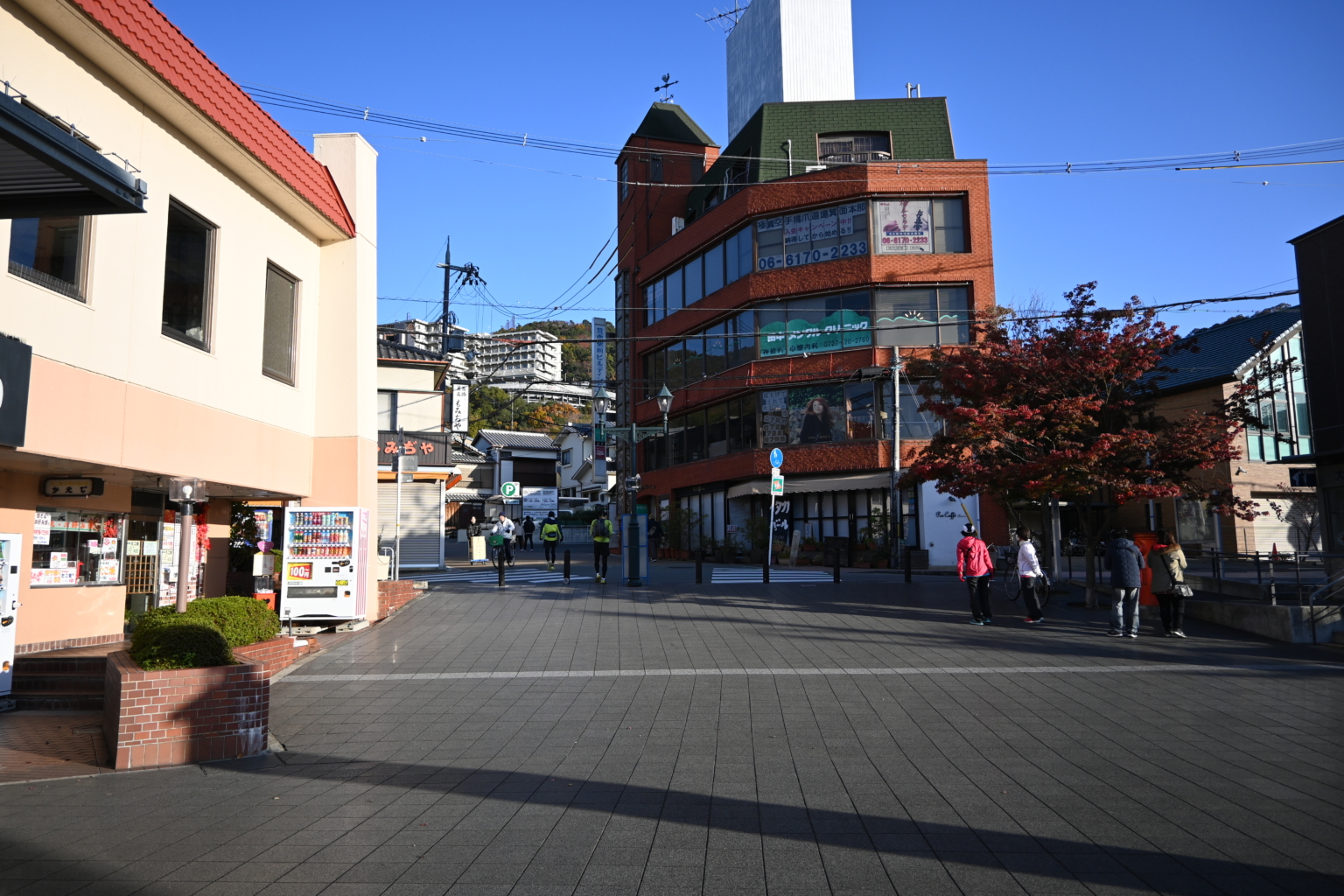 箕面大滝から勝尾寺へ 紅葉を求めて歩いて来ました。箕面駅から箕面大滝へ